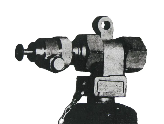 消火器または高圧ガスタンクの上部に取り付けられた金属製のバルブまたはノズル装置。創業者の野副孝二が化学消火装置の研究・設計・製作を始めた当時の製品の一部を示す写真。