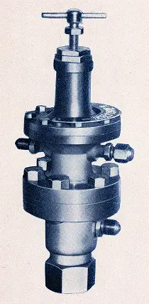 高圧ガス供給装置に使用される、当社独自の圧力調整弁（R-10C型）の垂直写真。