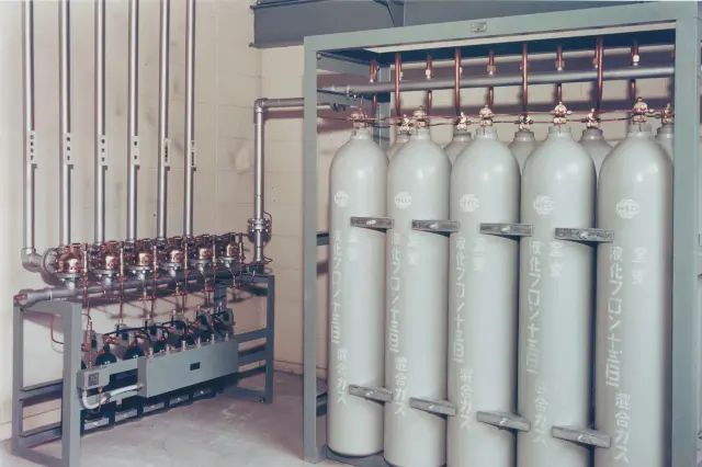 ガスボンベが並んでいる様子