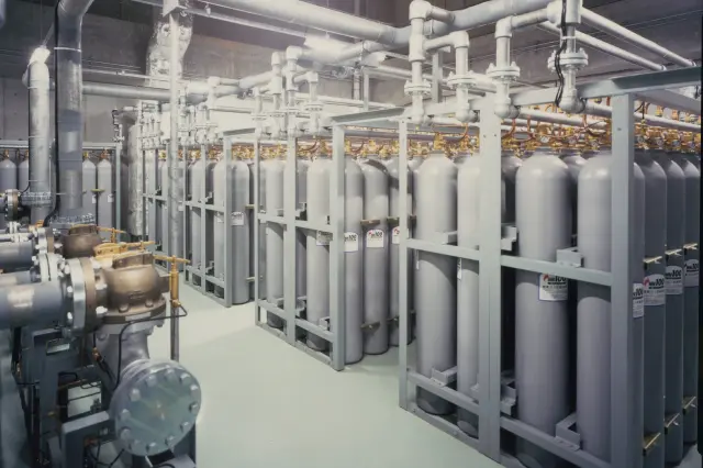 消火システムNN100用の窒素ガス貯蔵容器が多数並んだ大規模な貯蔵室