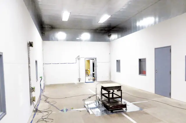 広い試験室の全景写真