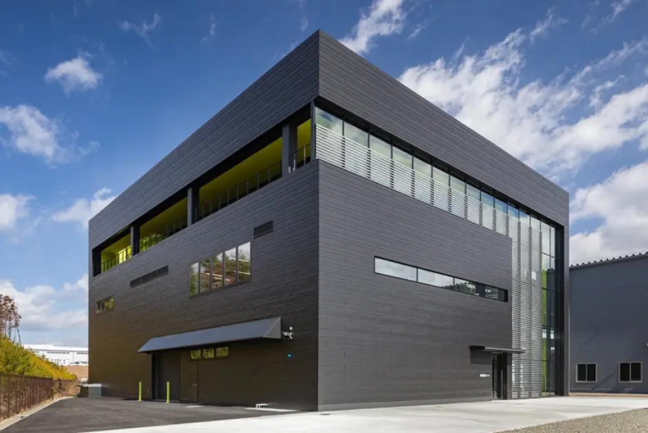 機器開発棟の外観