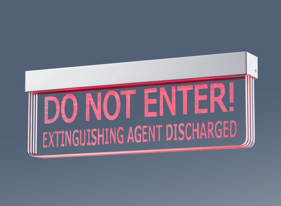 「DO NOT ENTER! EXTINGUISHING AGENT DISCHARGED」と英語で書かれた、赤く光る表示灯「LuxCi」。