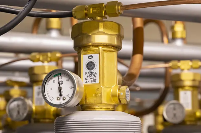 圧力計とラベルが付いた金色のバルブが写っているクローズアップ画像